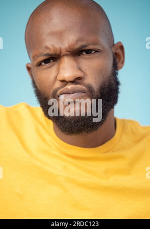 Porträt, Zweifel und Ausdruck mit einem schwarzen Mann im Studio auf blauem Hintergrund, der sich verärgert oder frustriert fühlt. Gesicht, verwirrt und runzeln mit einem hübschen Gesicht Stockfoto
