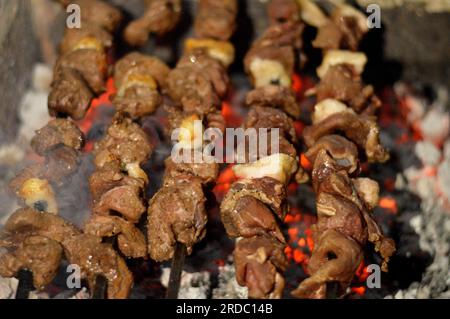 Kebab Kebap, Kabob, Kebap oder Kabab ist eine Art gekochtes Fleischgericht, das aus der Küche des Nahen Ostens stammt und geschnittene Fleischstücke auf Holzkohle grillt Stockfoto