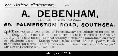 Werbung für A. Debenham, Fotograf von The King and Queen, 69 Palmerston Road, Southsea. Aus einer Sammlung gedruckter Anzeigen und Fotos von 1908, die sich auf die Southsea und Portsmouth Gegenden von Hampshire, England, beziehen. Einige der Originale waren kaum größer als die Snapshot-Größe und die Qualität war variabel. Stockfoto