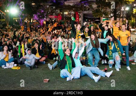 Australische Fans auf dem FIFA Fan Festival in Brisbane reagieren, nachdem ihre Seite das Eröffnungstor im Spiel zwischen Australien und der Republik Irland in Sydney erzielt hat. Die FIFA Women's World Cup 2023, die gemeinsam von Australien und Neuseeland ausgerichtet wird, beginnt heute mit Spielen in Sydney und Auckland. Foto: Donnerstag, 20. Juli 2023. Stockfoto