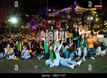 Australische Fans auf dem FIFA Fan Festival in Brisbane reagieren, nachdem ihre Seite das Eröffnungstor im Spiel zwischen Australien und der Republik Irland in Sydney erzielt hat. Die FIFA Women's World Cup 2023, die gemeinsam von Australien und Neuseeland ausgerichtet wird, beginnt heute mit Spielen in Sydney und Auckland. Foto: Donnerstag, 20. Juli 2023. Stockfoto