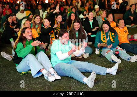 Australische Fans auf dem FIFA Fan Festival in Brisbane reagieren, nachdem ihre Seite das Eröffnungstor im Spiel zwischen Australien und der Republik Irland in Sydney erzielt hat. Die FIFA Women's World Cup 2023, die gemeinsam von Australien und Neuseeland ausgerichtet wird, beginnt heute mit Spielen in Sydney und Auckland. Foto: Donnerstag, 20. Juli 2023. Stockfoto