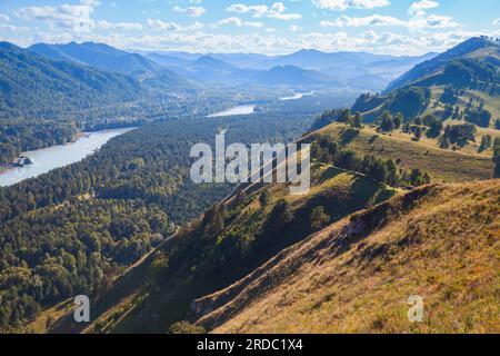 Sommerlandschaft des Altai-Gebirges an einem sonnigen Tag vom Gipfel des Teufelsbergs, dem Katun-Tal Stockfoto