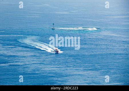 Das Pilotboot ist an einem sonnigen Tag unterwegs. Islamischer Seehafen Jeddah, Saudi-Arabien Stockfoto