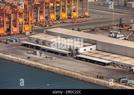 Der islamische Seehafen Jeddah aus der Vogelperspektive mit Portalkranen und Industriegebäuden am Pier Stockfoto