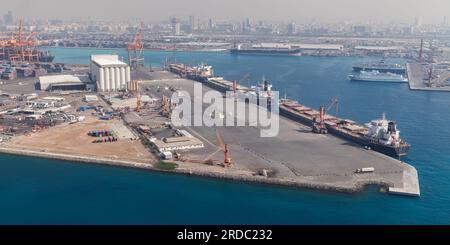 Jeddah Islamic Seaport an einem sonnigen Tag, Luftfoto Stockfoto