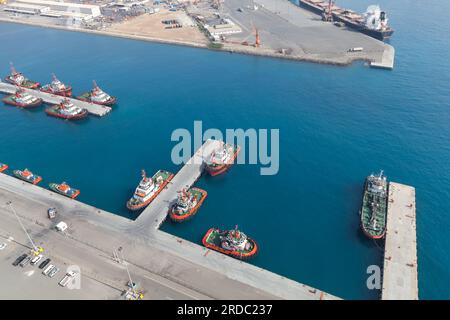 Flotte von Schleppbooten des islamischen Seehafens Jeddah, Luftfoto an einem sonnigen Tag Stockfoto