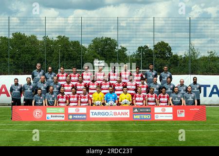 20. Juli 2023, Nordrhein-Westfalen, Düsseldorf: Teamfoto - Fortuna Düsseldorf 1895, 2. Bundesliga: Zurück, von links nach rechts: Coach Oliver Paashaus, Coach Nils Kriszio, Benjamin Böckle, Marcel Sobottka, Tim Oberdorf, Yannik Engelhardt, Fernandes Neto, Jona Niemiec, David Savic, Athletic Trainer Andreas Groß, Athletic Trainer Engin Cicem. Mitte, von links nach rechts: Sportdirektor Christian Weber, Leiterin der lizenzierten Fußballmannschaft Sascha Rösler, Teamarzt Ulf Blecker, Leiterin der Physiotherapeutin Carsten Fiedler, Andre Hoffmann, Daniel Ginczek, Jamil Siebert, Vincent Vermeij, Jordy de Wijs, Emmanuel Iyoha, Ao T. Stockfoto