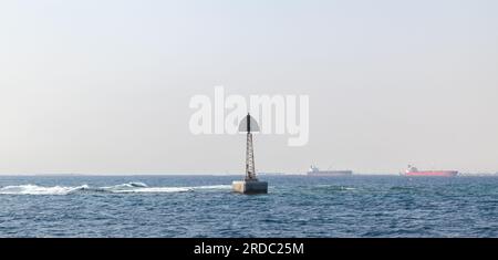 Am Rand eines Fairways montierter Leuchtturm, gerahmtes Bauwerk mit Dreieck-Markierung steht im Wasser des Persischen Golfs, Saudi-Arabien Stockfoto