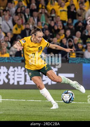 Sydney, Australien. 20. Juli 2023. Caitlin Foord aus Australien schießt während eines Spiels der Gruppe B zwischen Australien und Irland bei der FIFA Women's World Cup Australia & Neuseeland 2023 am 20. Juli 2023 in Sydney, Australien. Kredit: Hu Jingchen/Xinhua/Alamy Live News Stockfoto