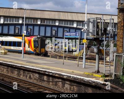 Abschnitt des Bahnsteigs am Bahnhof Clapham Junction mit Zug Stockfoto