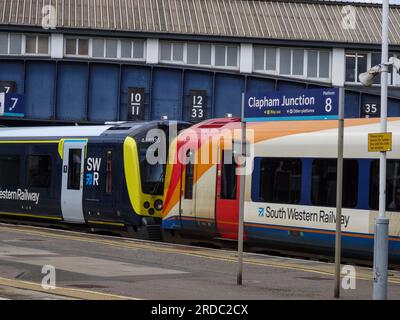 Abschnitt des Bahnsteigs am Bahnhof Clapham Junction mit Zug Stockfoto