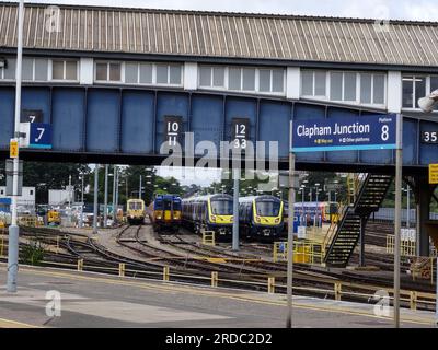 Abschnitt des Bahnsteigs am Bahnhof Clapham Junction mit Zug Stockfoto