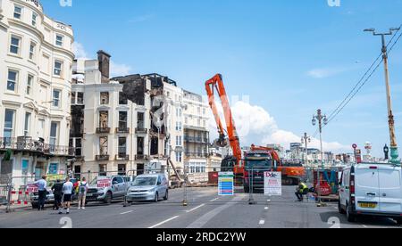 Brighton UK 20. Juli 2023 - die verbrannten Überreste des Royal Albion Hotels an der Brighton Seafront, nachdem es letztes Wochenende durch Feuer zerstört wurde. Die Küstenstraße soll in den nächsten Wochen für den Verkehr gesperrt sein, da Abrisse stattfinden : Credit Simon Dack / Alamy Live News Stockfoto