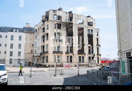 Brighton UK 20. Juli 2023 - die verbrannten Überreste des Royal Albion Hotels an der Brighton Seafront, nachdem es letztes Wochenende durch Feuer zerstört wurde. Die Küstenstraße soll in den nächsten Wochen für den Verkehr gesperrt sein, da Abrisse stattfinden : Credit Simon Dack / Alamy Live News Stockfoto