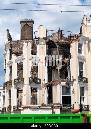 Brighton UK 20. Juli 2023 - die verbrannten Überreste des Royal Albion Hotels an der Brighton Seafront, nachdem es letztes Wochenende durch Feuer zerstört wurde. Die Küstenstraße soll in den nächsten Wochen für den Verkehr gesperrt sein, da Abrisse stattfinden : Credit Simon Dack / Alamy Live News Stockfoto