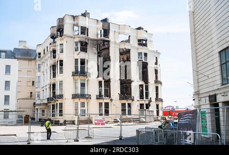 Brighton UK 20. Juli 2023 - die verbrannten Überreste des Royal Albion Hotels an der Brighton Seafront, nachdem es letztes Wochenende durch Feuer zerstört wurde. Die Küstenstraße soll in den nächsten Wochen für den Verkehr gesperrt sein, da Abrisse stattfinden : Credit Simon Dack / Alamy Live News Stockfoto