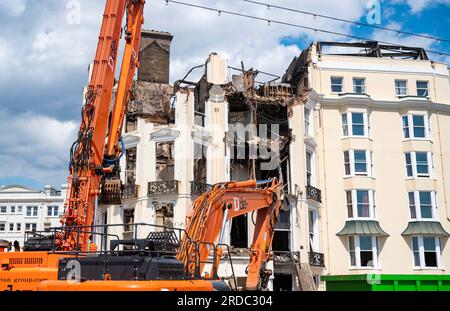 Brighton UK 20. Juli 2023 - die verbrannten Überreste des Royal Albion Hotels an der Brighton Seafront, nachdem es letztes Wochenende durch Feuer zerstört wurde. Die Küstenstraße soll in den nächsten Wochen für den Verkehr gesperrt sein, da Abrisse stattfinden : Credit Simon Dack / Alamy Live News Stockfoto