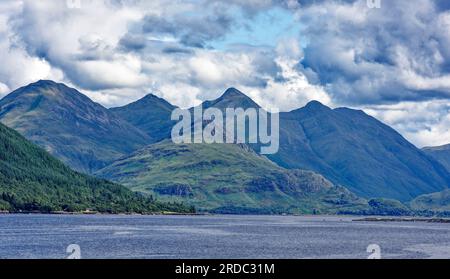 Fünf Schwestern von Kintail von Loch Duich Westküste Schottland im Sommer mit Käfigen oder Netzen für Lachsfischzucht Stockfoto