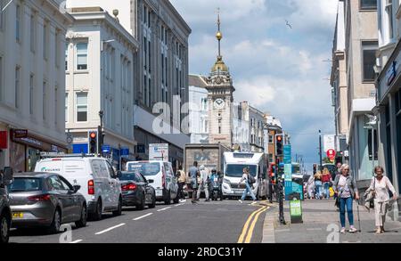 Brighton UK 20. Juli 2023 - Schlangen in Brighton nach dem Brand des Royal Albion Hotels am Wochenende, die Ablenkungen in der Stadt verursachten. Die Küstenstraße soll in den nächsten Wochen für den Verkehr gesperrt sein, da Abrisse stattfinden : Credit Simon Dack / Alamy Live News Stockfoto