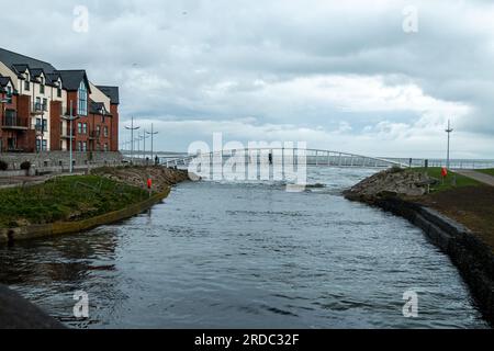 Die Newcastle Promenade überquert den Shimna River in Newcastle, Co. Down, Nordirland, Großbritannien Stockfoto