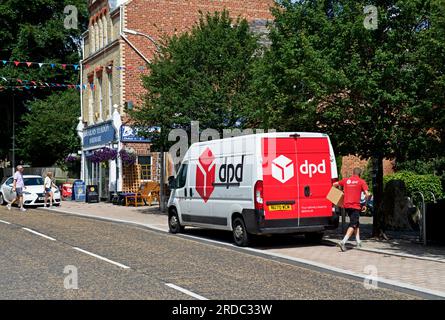 DPD Lieferwagen im Dorf Boston Spa, West Yorkshire, England, Großbritannien Stockfoto