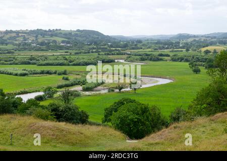 Blick auf die Landschaft des Towy Valley im Juli-Sommer vom Dryslwyn Castle Hill in Carmarthenshire Wales, Großbritannien, KATHY DEWITT Stockfoto