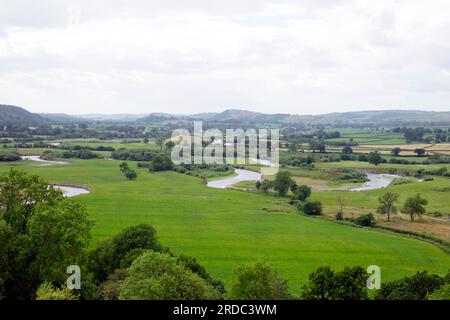 Blick auf die Landschaft des Towy Valley im Juli-Sommer vom Dryslwyn Castle Hill in Carmarthenshire Wales, Großbritannien, KATHY DEWITT Stockfoto