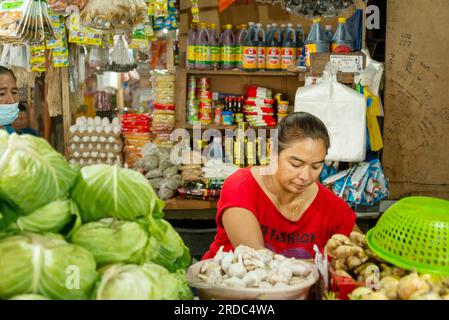 Cebu, die Philippinen - Januar 27 2023: Lokal erzeugtes frisches Gemüse, Eier, Gewürze und viele andere Lebensmittel werden täglich in Oslob Central verkauft Stockfoto