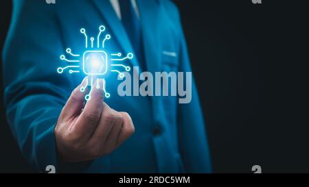 Geschäftsmann, der eine Glühbirne mit Roboter-Leiterplattenmodell und KI hält, Symbol, maschinelles Lernen, künstliche Intelligenz zukünftiger Technologien, KI netwo Stockfoto