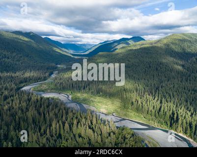 Der malerische Hoh River liegt auf der Olympic Peninsula und fließt durch einen der größten und nassesten gemäßigten Regenwälder der USA Stockfoto