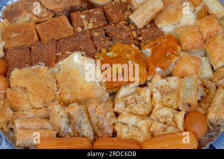 Arabische Süßwaren Küche, nahöstlichen, syrischen, ägyptischen und türkischen Desserts von köstlichen Sammlung von Ramadan traditionellen Desserts, Basbosa, Konafa, Stockfoto