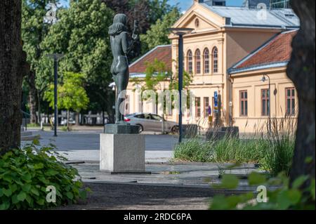 Bronzeskulptur von Thalia die Muse der Komödie und idyllischen Poesie in Norrköping vom berühmten schwedischen Künstler Bror Hjort. Stockfoto