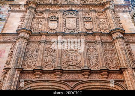 Fassade der Universität Salamanca im Plateresken-Stil. Die Universität von Salamanca. Gegründet im Jahr 1134, war es die erste Universität, die das t erhielt Stockfoto