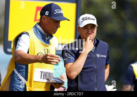 Justin Thomas aus den USA (rechts) spricht mit Caddie Jim Mackay am ersten Tag der Open im Royal Liverpool, Wirral, am 5. Abschlagsspiel. Foto: Donnerstag, 20. Juli 2023. Stockfoto