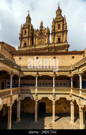 Casa de las Conchas und zwei Türme der Iglesia de la Clerecia. Calle de la Compañía, Salamanca, Castilla y Leon, Spanien. Stockfoto