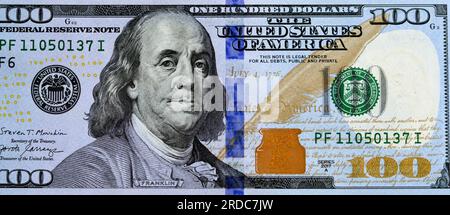 Ein großes Fragment der Obverse-Seite der 100-Dollar-Schein-Banknotenserie 2017 mit dem Porträt von Präsident Benjamin Franklin, American mon Stockfoto