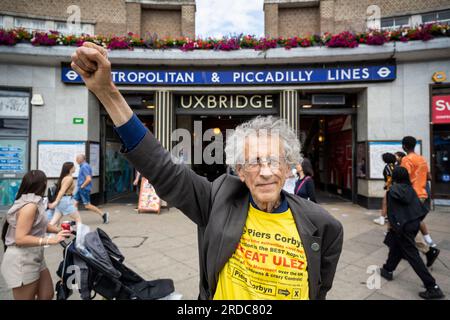 London, Großbritannien. 20. Juli 2023 Piers Corbyn, Let London Live Party, älterer Bruder des ehemaligen Labour-Führers Jeremy Corbyn, Kandidat für das Parlament Uxbridge und South Ruislip, vor der U-Bahn-Station in Uxbridge, Nordwest-London. Die Einwohner des Wahlkreises stimmen nach dem Rücktritt von Boris Johnson in einer Nachwahl zur Wahl ihres neuen Abgeordneten ab. Zwei weitere Wahlkreise, Selby und Ainsty, sowie Somerton und Frome, die bei den letzten Parlamentswahlen 2019 von den Konservativen gewonnen wurden, führen heute ebenfalls eine Nachwahl durch. Kredit: Stephen Chung / Alamy Live News Stockfoto