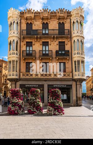 Das neogotische Gebäude der calle Toro 34 ist eines der einzigartigsten Gebäude der calle Toro (Straße). Altstadt von Salamanca, Castilla y Leon, Spanien. Stockfoto