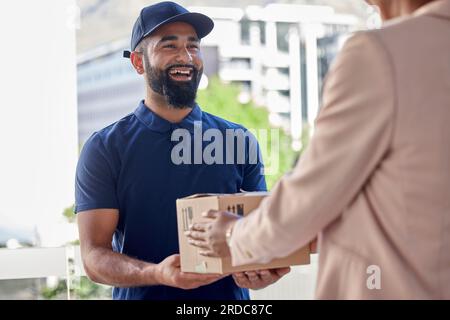 Lieferung, Mann- und Kurierdienst mit Kunden oder Box für E-Commerce-Bestellungen für Online-Shopping. Bestellung, Logistik und zufriedener Arbeiter mit Paket für Stockfoto