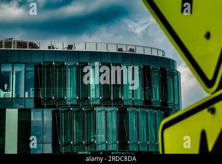 Großer Himmel über einem grünen Gebäude Stockfoto