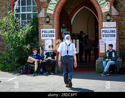 Ein Wähler betritt eine Wahlstation im Uxbridge Community Center während einer Nachwahl im Nordwesten Londons, Uxbridge und South Ruislip am 20. Juli 2023. Die Wähler begaben sich in drei Nachwahlen in ganz England zu den Wahlen, wobei Premierminister Rishi Sunaks regierende Konservative sich in jedem von ihnen auf eine Niederlage freuten, als die inflationsgeplagten Wirtschaftsklagen Großbritanniens beißen. Kredit: Horst Friedrichs/Alamy Live Stockfoto