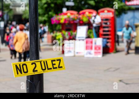 Uxbridge, Großbritannien. 20. Juli 2023. Es war ein geschäftiger Tag im Stadtzentrum von Uxbridge, da die Käufer unterwegs waren und auf dem Weg waren, um bei den Kommunalwahlen zu wählen. Der ehemalige Premierminister Boris Johnson hatte den Sitz der Konservativen Partei inne. Labour wird heute voraussichtlich die Wahlen gewinnen, aber viele Wähler sind wütend, dass Uxbridge Teil der Ultra Low Emission Zone werden soll, die der Labour-Bürgermeister von London Sadiq Khan vorgeschlagen hat. Das kann bedeuten, dass die Wähler für alternative Parteien wie die Liberaldemokraten oder die Grünen stimmen. Kredit: Horst Friedrichs/Alamy Live Stockfoto