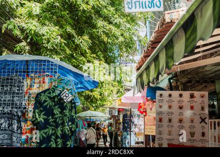 Bangkok, Thailand - 29. Juni 2023 : Silom lokale Straßenmarktgasse Stockfoto