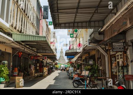 Bangkok, Thailand - 29. Juni 2023 : Wat Arun Tempel und lokale Caférestaurant Straße Stockfoto