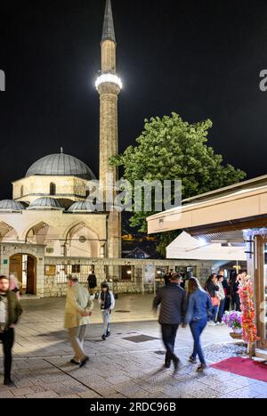 Abend im Basar-Viertel Baščaršija mit der Baščaršija-Moschee im Hintergrund, Sarajewo, Zentralbosnien, Balkanhalbinsel, Ostern Stockfoto