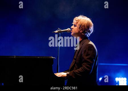 Gardone Riviera, Italien. 19. Juli 2023. Tom Odell Live-Konzert im Anfiteatro del Vittoriale in Gardone Riviera Italien Juli 19 2023 (Foto: Andrea Ripamonti/NurPhoto) Kredit: NurPhoto SRL/Alamy Live News Stockfoto