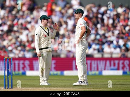 Steve Smith (links) aus Australien spricht am zweiten Tag des vierten Testspiels der LV= Insurance Ashes Series in Emirates Old Trafford, Manchester, mit Pat Cummins. Foto: Donnerstag, 20. Juli 2023. Stockfoto