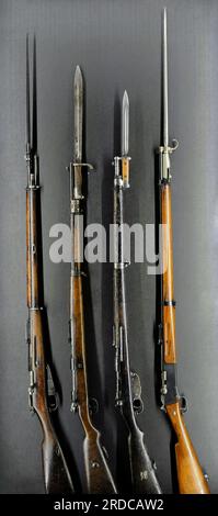 Erster Weltkrieg (1914-1918). Von links nach rechts: M-91/10 Dreizeilengewehr mit Bajonett, Infanterie-Modifikation (Russland); Mauser Gewehr 98 mit Bajonett (Deutschland); Mannlicher M95 Gewehr mit Bajonett (Österreich-Ungarn) und Lebel M-ie 1886 M93 Gewehr mit Bajonett (Frankreich). Lettisches Kriegsmuseum. Riga. Lettland. Stockfoto