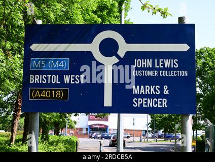 Ein Straßenschild am Einkaufszentrum, Cribbs Causeway, Bristol. Stockfoto